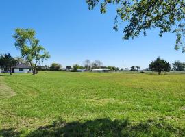 Modern 10 Acre Horse Ranch-Walk to Lake Ray Robert，位于Pilot Point的酒店