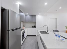 Luxury Loft 3 Bed, 2 Bath, Sleeps 6, Pool, BBQ, No parties，位于悉尼的酒店