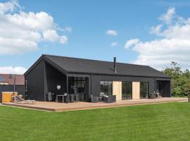 4 Bedroom Pet Friendly Home In Tarm，位于察姆的酒店