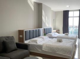 Double Queen Room Formosa Residence by Skyline，位于Jodoh的酒店