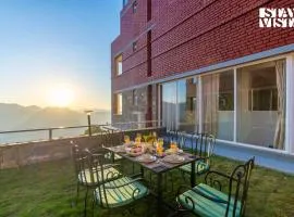 StayVista at Elm - Elysium Estate with Complimentary Hi-Tea, Hill View, Lawn