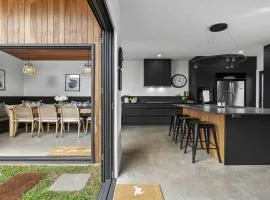 Beautifully Renovated Period Property Walking Distance To Cbd