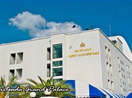 อพาร์ตเมนต์ กฤษดาแกรนด์พาเลส，位于素辇府的带停车场的酒店