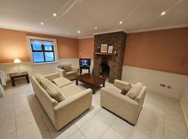 8 Clos Na Feirme Three Bedroom House with Hot Tub，位于戈尔韦的酒店