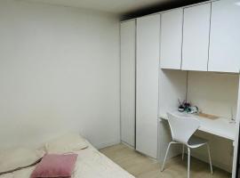 NS Nakseongdae Station is a two-minute walk away from my home，位于首尔的酒店