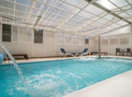 1- Casa Rural con Piscina Climatizada，位于El Campillo的酒店