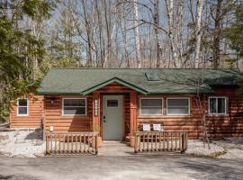 Cozy Birch Cabin Retreat -Mins to SisterBay Marina，位于姐妹湾的木屋