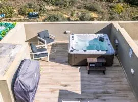 Stylish Duplex 3 Bedroom Jacuzzi, BBQ, Scenic Views