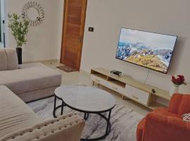 The Hygge - 2 Bedroom fully furnished Apartment，位于思由基茅的带停车场的酒店