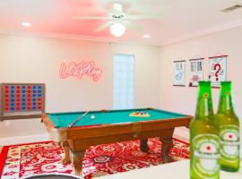 Pool Table, Minigolf, Games at Pondside FunHouse，位于皮内拉斯公园的酒店