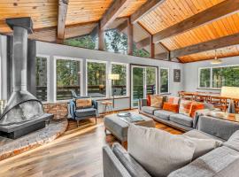 Carnelian Bay Retreat with Deck & Bonus Room，位于玛瑙湾的酒店
