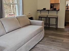 Lux Cabin By The Pipestem creek Pet friendly，位于Pipestem的酒店