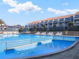 6 person holiday home on a holiday park in Faaborg，位于福堡的带泳池的酒店