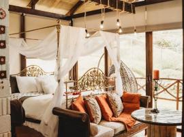 Villa Nathalie, 2 bedrooms, jacuzzi, king size bed, hammock, FIREPLACE，位于Chicán的酒店