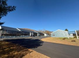 Travelodge by Wyndham Lincoln Near White Mountain，位于林肯的酒店