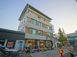 Jeonju Hanok Maeul Pungkyeong Guest and Hotel