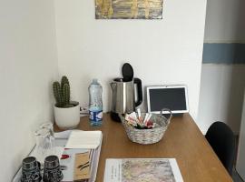 Chambre priv&eacute;e avec Cl&eacute;，位于博韦的带停车场的酒店