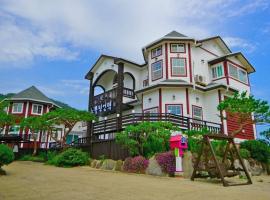 Buan Byeonsanbando Noeulbit Hill Pension，位于扶安的酒店