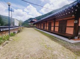 Yeongwol Hwanggung Hanok Pension，位于宁越的酒店