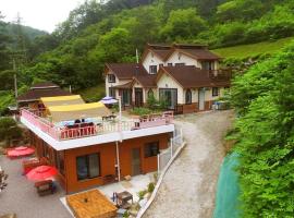 Hongcheon Flowering Hill Pension，位于洪川郡的酒店