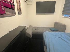 Room 3 minute drive from Luton Airport，位于卢顿的酒店