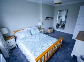 Spacious 4-Bedroom House in Glenboig