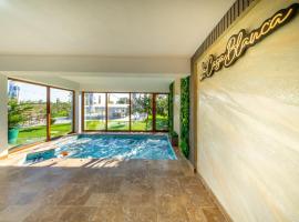 La Casa Blanca，位于Vladimirescu的带泳池的酒店