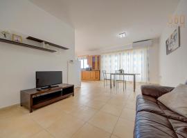 Cosy 2BR penthouse with private balcony by 360 Estates，位于Siġġiewi的酒店