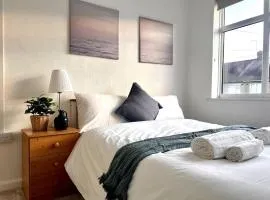 3 Bedroom House Sleeps 6 Free On-Street Parking