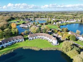 Luxury Kingfisher Lodge, Isis Lake, within the Cotswold Waterpark，位于赛伦塞斯特的酒店