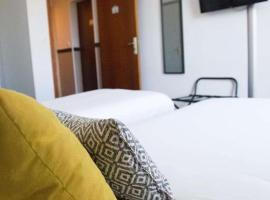 Sure Hotel by Best Western Angouleme，位于昂古莱姆的带停车场的酒店