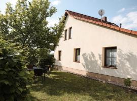 Freistehendes 4-Sterne Ferienhaus in der Uckermark，位于Haßleben的酒店