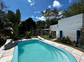 Casa en San Bernardino en Venta y Alquiler con Cancha de fútbol, parrilla y piscina zona la Alemana 2，位于圣贝纳迪诺的酒店