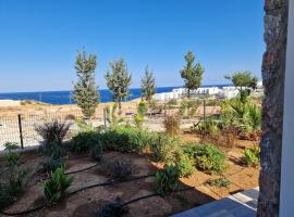 Seaside apartment with mountain view，位于Bahçeli的酒店