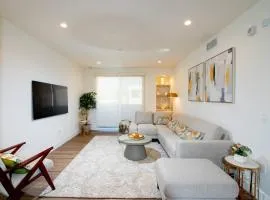 New Modern 3BR 3BA Apt in Central Los Angeles with Rooftop & Parking