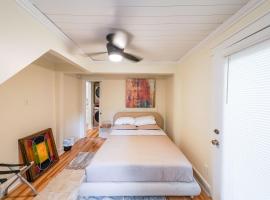 NamaStay Suites，位于Pine Lake的酒店