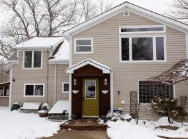 Rustic Farmhouse in Gaspereau Valley Wine Country!，位于沃尔夫维尔的度假屋