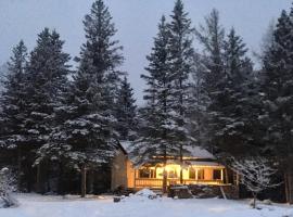 Mont Megantic - Chalet Le Madison - Vivez l'expérience d'un ranch !，位于La Patrie的山林小屋