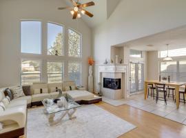 Lake-View Home with Pool Access in Legends Ranch!，位于斯普林的酒店