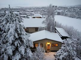 Forest Hide Tiny House，位于科瓦斯纳的酒店