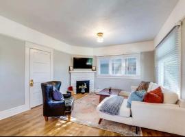 Charming 2BD Columbia Cottage Near from UofO & Track Stadium，位于尤金的酒店