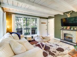 Deck and Grill Cozy Cottage in Talking Rock!，位于Talking Rock的酒店