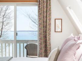 Private Waterfront on West Bay with Hot Tub!，位于Suttons Bay的酒店