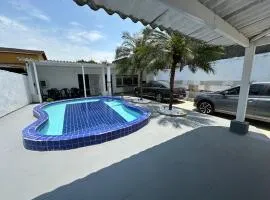 Casa temporada 02 dormitórios com ar condicionado e piscina Guarujá