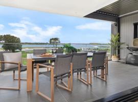 Luxe by the Lake，位于Lake Illawarra的酒店