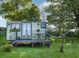 Shepherds Hut - Ukc6774，位于Llanallgo的酒店