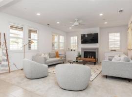 GOODE HOMES Luxury Modern Home with Pool and Spa，位于圣塔克拉瑞塔的酒店