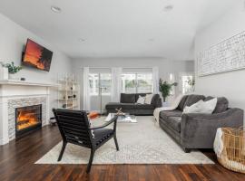 GOODE HOMES Luxury Modern Home with Jacuzzi，位于圣塔克拉瑞塔的酒店
