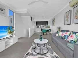 Water View Modern Three-level Townhouse in Carrara