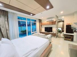 The beach bangsaen condo daily room Poolside，位于班邦森(1)的酒店